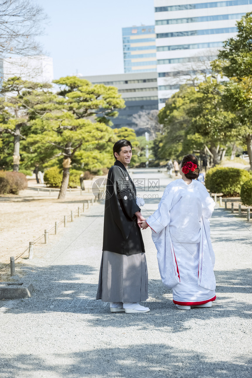 穿日本服饰的情侣写真图片