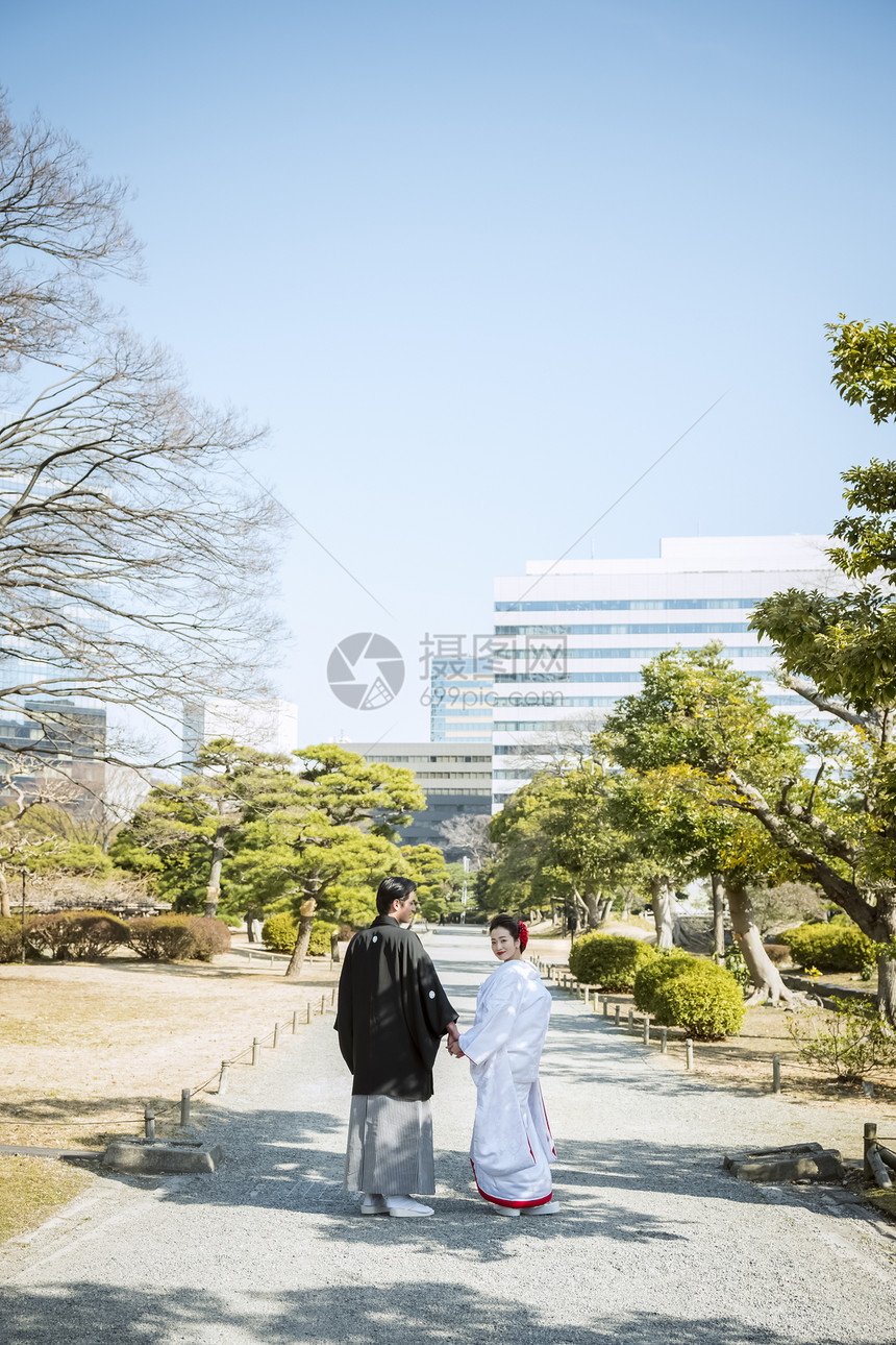 穿日本服饰的情侣写真图片