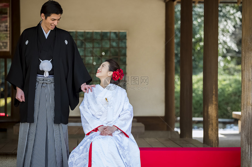 日本礼服婚礼新娘和新郎图片