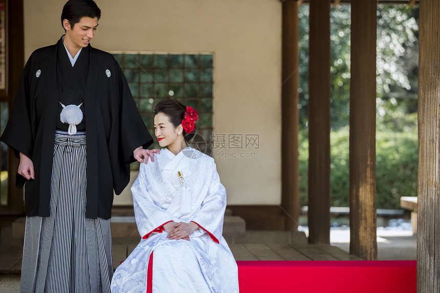 快乐日本礼服婚礼新娘和新郎图片