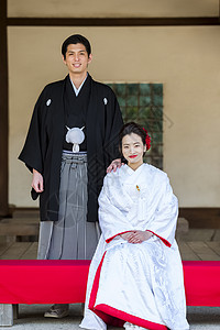 快乐日本礼服婚礼新娘和新郎图片