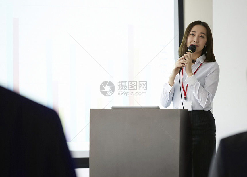 商务女性白领在做演讲汇报图片