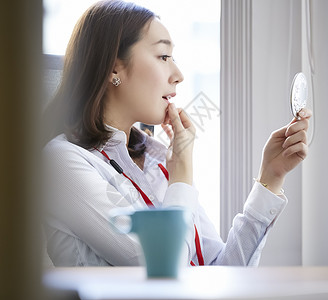 休息室里照镜子的女白领图片