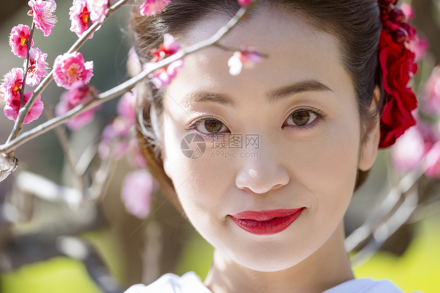 穿和风日本服饰的新娘站在梅花树下图片
