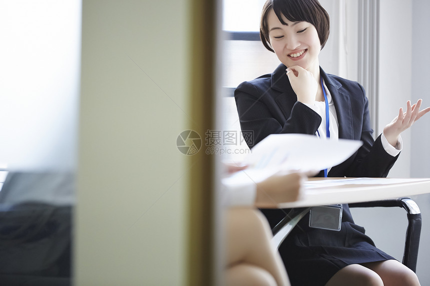 会议室里交流的商务女性图片