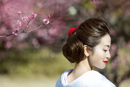 穿和风日本服饰的新娘站在梅花树下图片