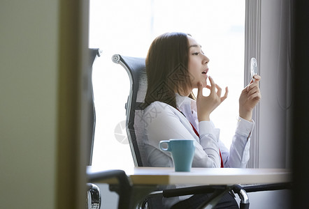 室内化妆的女商人图片