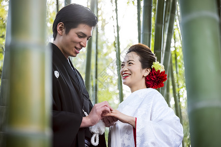 已婚的日本礼服婚礼新娘和新郎图片