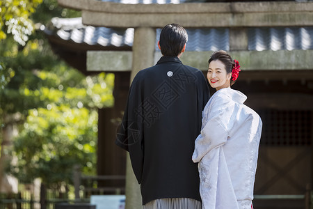 紧密拥抱日本礼服婚礼新娘和新郎图片