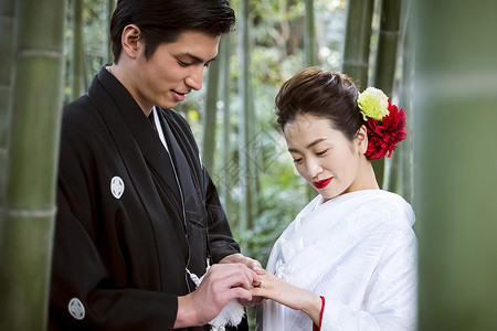 竹林结婚庆典日本礼服婚礼新娘和新郎图片