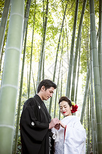 幸福交换戒指的日本礼服婚礼新娘和新郎图片