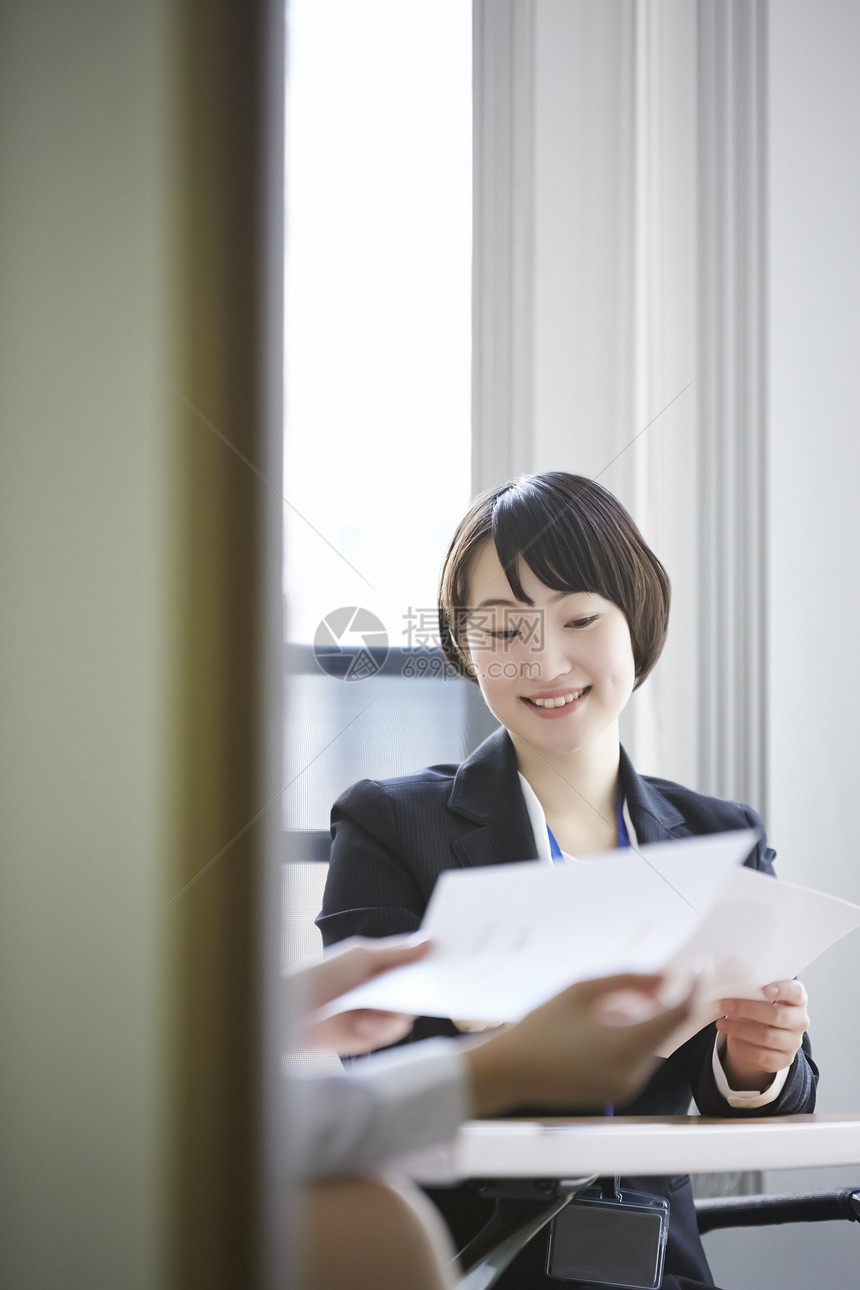 商议谈判女性笑容商务会议图片