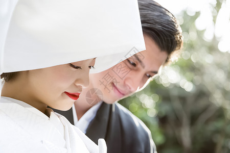 户外穿着日式婚礼礼服的新娘和新郎图片