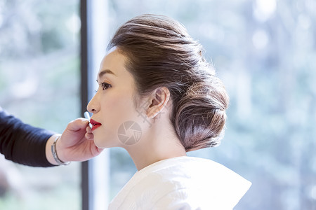 日本婚礼做发型化妆的年轻女子高清图片