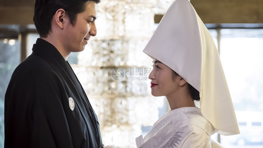 穿着日本婚礼礼服举办婚礼微笑的夫妇图片