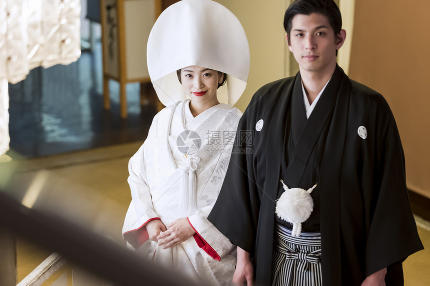 日本婚礼礼服的夫妇图片