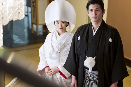 日本婚礼礼服的夫妇图片