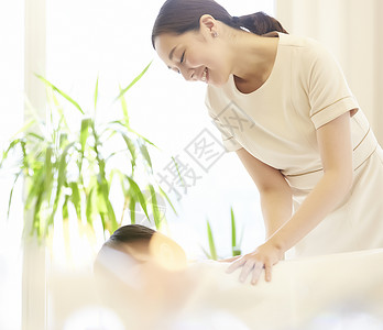 美容院按摩的女性技师背景图片