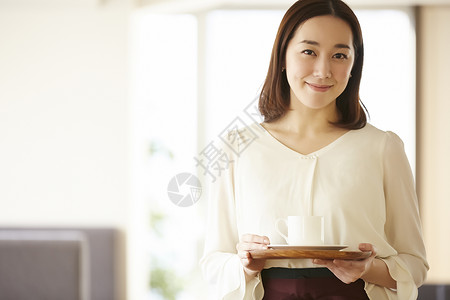 饭店服务员咖啡厅端着托盘的成年女子背景