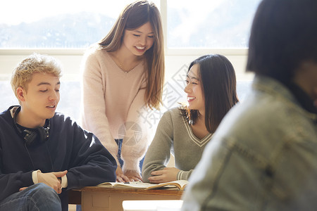 大学生课堂讨论图片