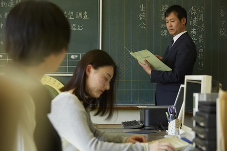 学校教职员老师图片