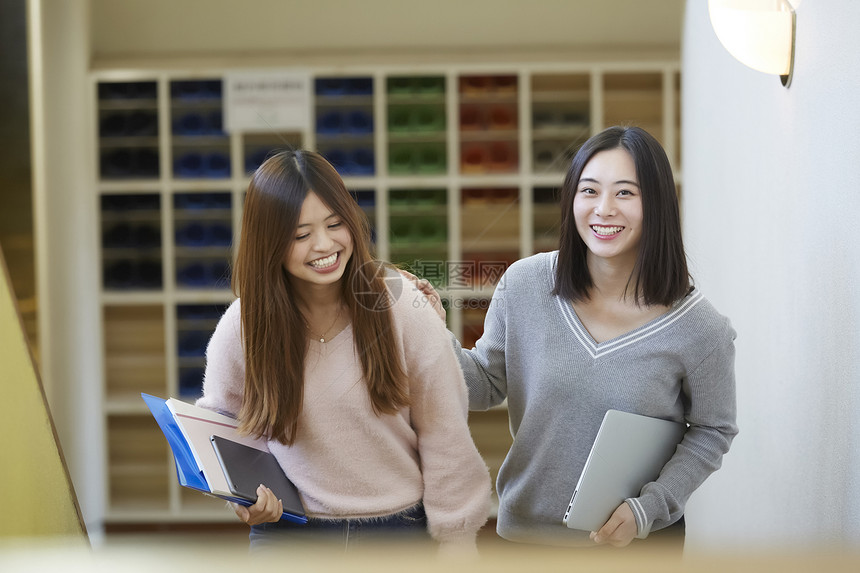 享受校园生活的女学生图片