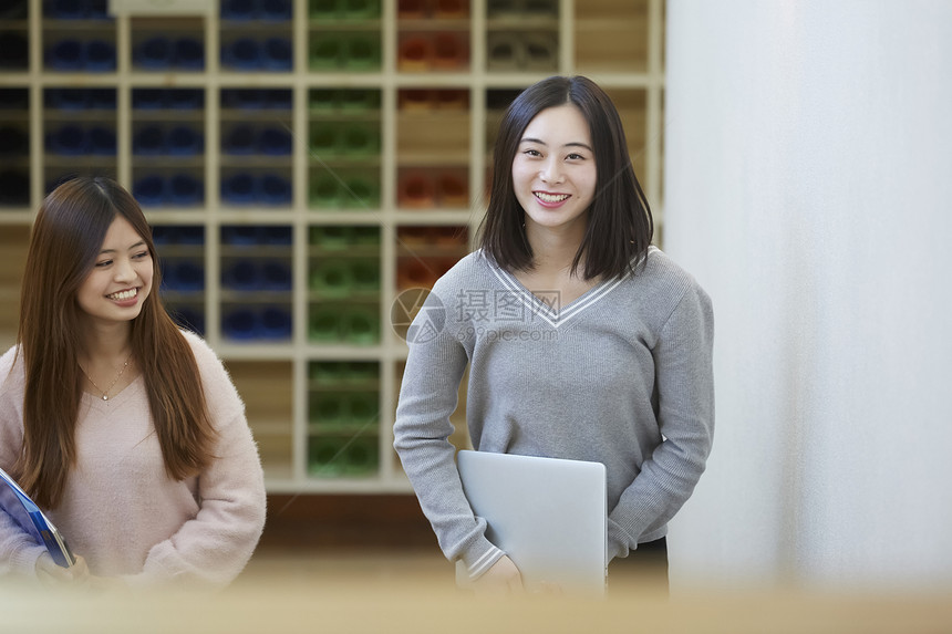 享受校园生活的女学生图片