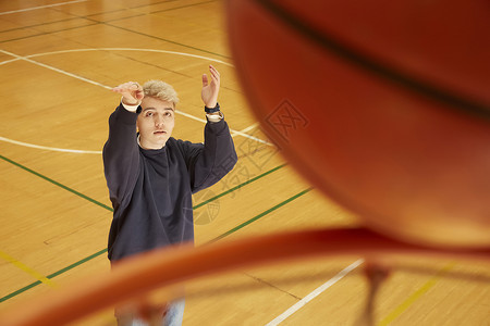 国际青年篮球场上男子投篮图片