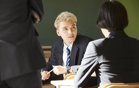 学校课堂现场同学讲话图片