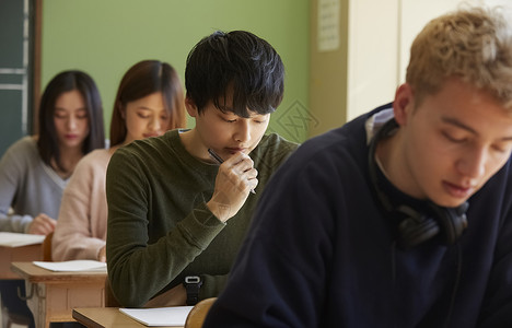 认真学习的男生图片