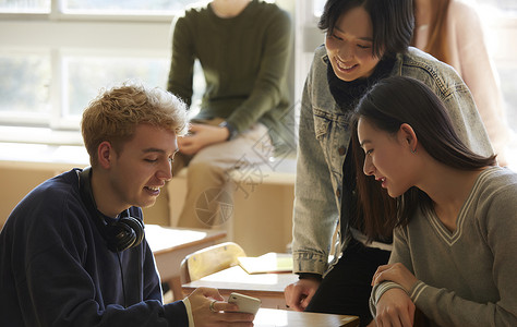 学习的国际高中生高清图片