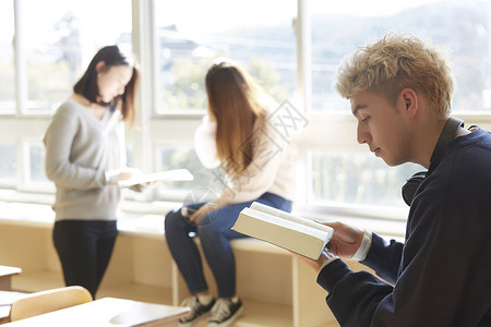 在学习的男生图片