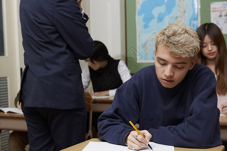 终身的国际学校认真学习的学生背景