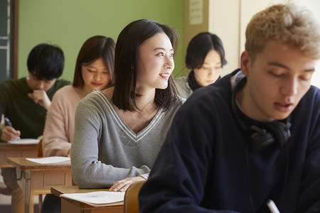 国际学校认真学习的学生图片