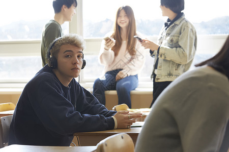 课间休息的同学们图片