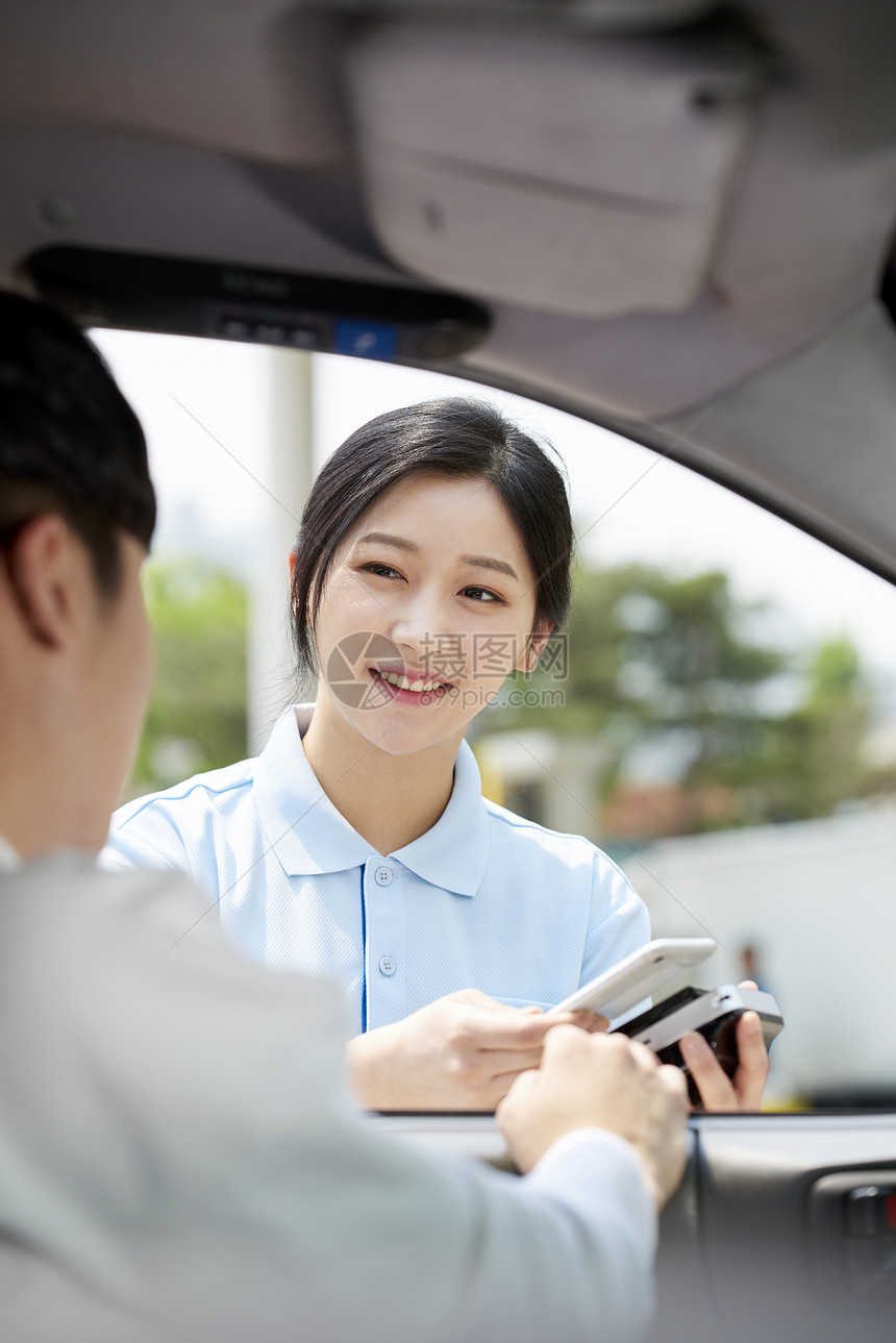 在加油站工作的女生图片