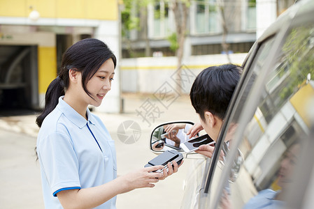 汽车加油站工作收款的年轻女子图片