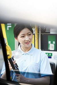 汽车加油站拿着加油枪的年轻女子背景图片