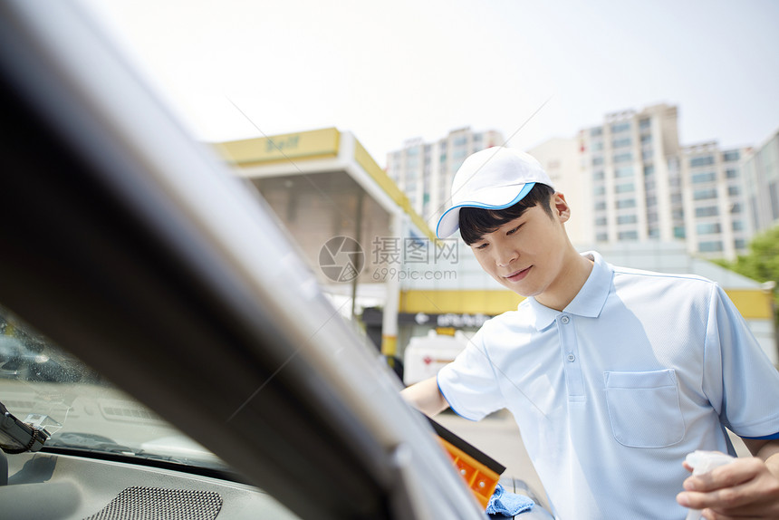 成年男子使用工具清洁汽车图片