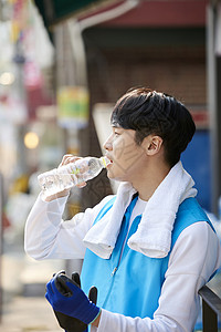 户外喝水的成年男子图片