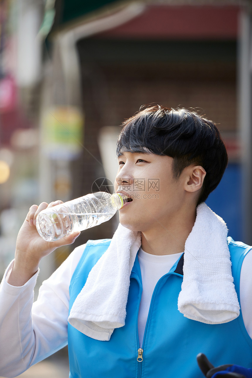 便利店喝水的男职员图片
