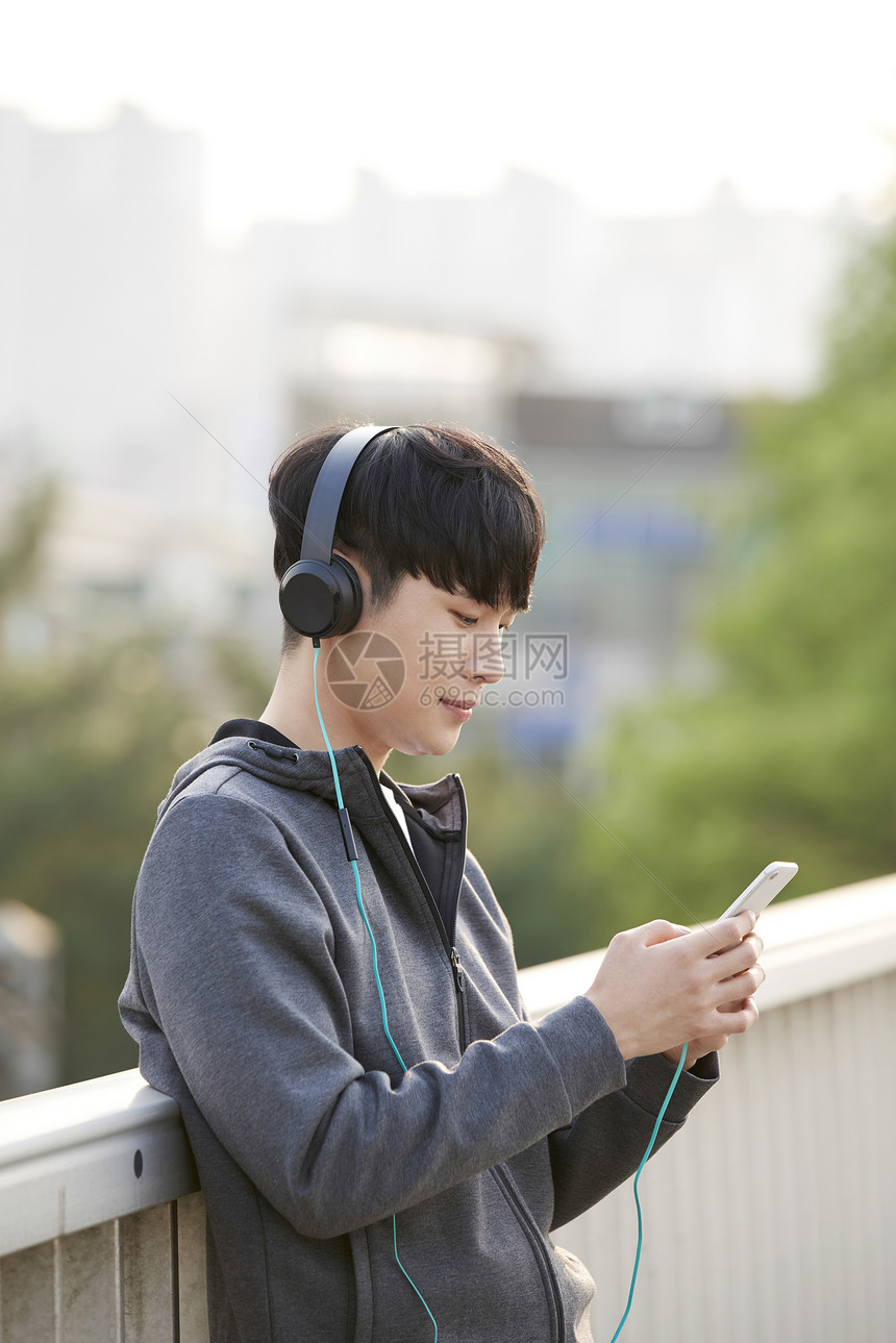 戴着耳机的成年男性图片