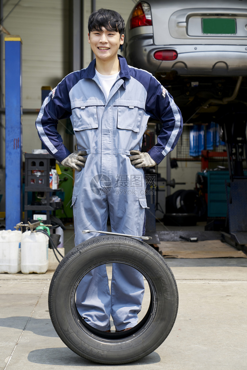 汽车修理厂的男性修理工形象图片