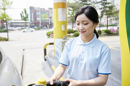 在加油的女职工背景图片