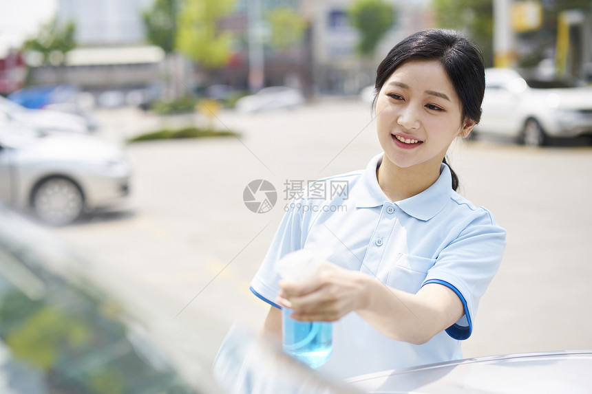 兼职洗车的女人图片