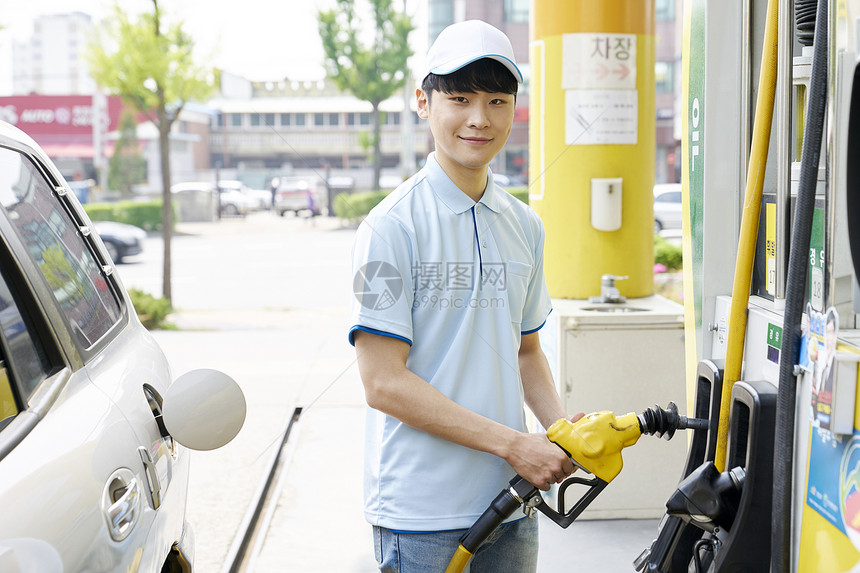 加油站兼职工作的男子图片