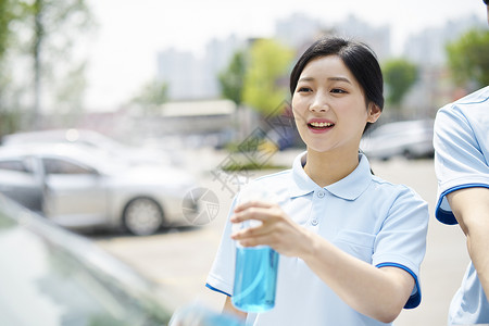 成年女子兼职洗车图片