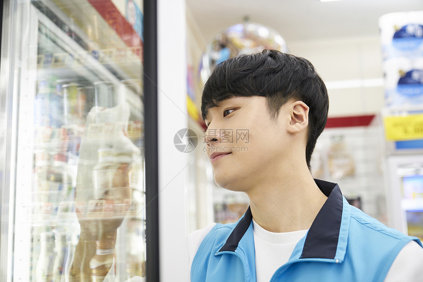 男店员在便利店里擦拭图片