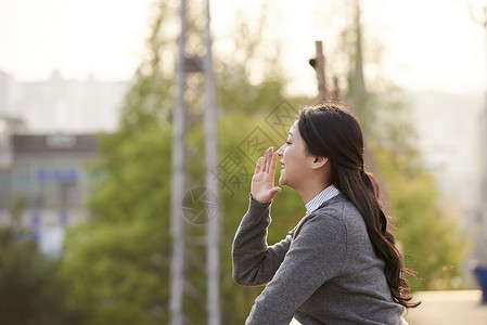 户外呼喊的女人图片