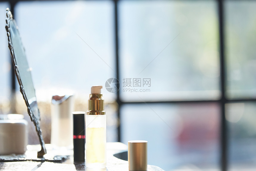 桌子上的护肤化妆品图片